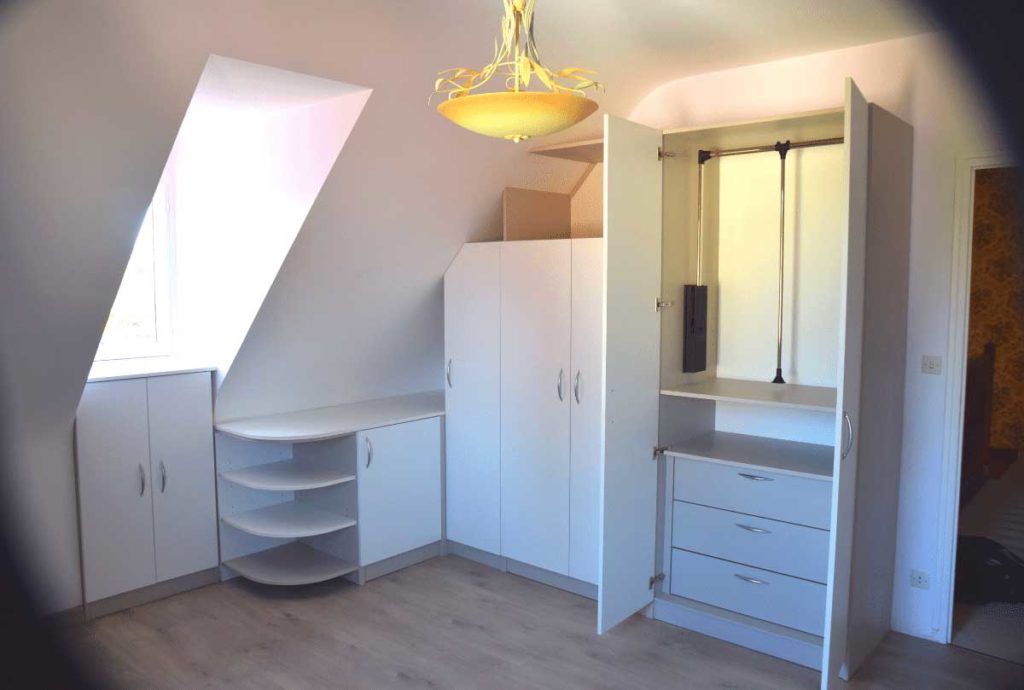 Dressing sur-mesure avec murs en pente